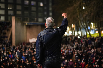 Martxoaren 3ko biktimen argazkiak, omenaldian. (Endika PORTILLO/FOKU)