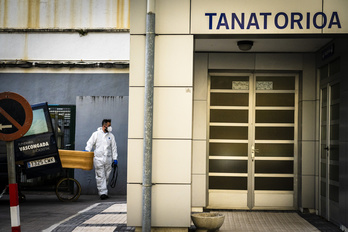 Trabajadores de una funeraria trasladan el cuerpo de un fallecido por covid-19 del tanatorio del Hospital de Donostia.  (Gorka RUBIO I FOKU)