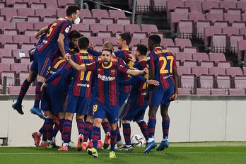 Los jugadores del Barcelona celebran el tercer gol (Josep LAGO / AFP)