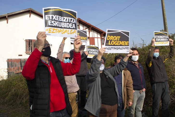 Ahetzen higiezinen egitasmoa salatzeko EH Baik martxoak 3an eginiko ekimena. (NAIZ)