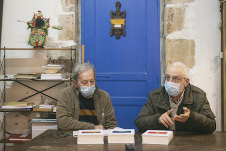 Maiatz argitaletxeak Baionan duen egoitzan aurkeztu zuten liburua Luzien Etxezaharreta eta Emilio Lopez Adanek. Guillaume FAUVEAU