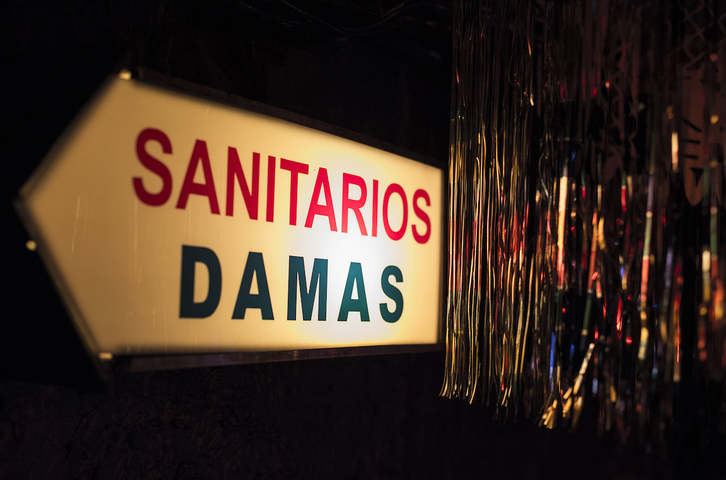 "Los aseos para mujeres del cabaret Barba Azul, en Ciudad de México, como escenario. (NAIZ)