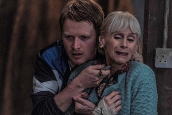 El joven ladrón Nathan (Ian Kenny) amenaza a la señora Huggins (Rita Tushingam) para que abra la caja fuerte. (NAIZ)