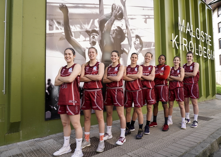 Las gernikarras han podido añadir a Balén Arrojo, Nogaye Lo y Nadia Colhado a su expedición, tras lograr sus PCR negativas. (Marisol RAMIREZ / FOKU)