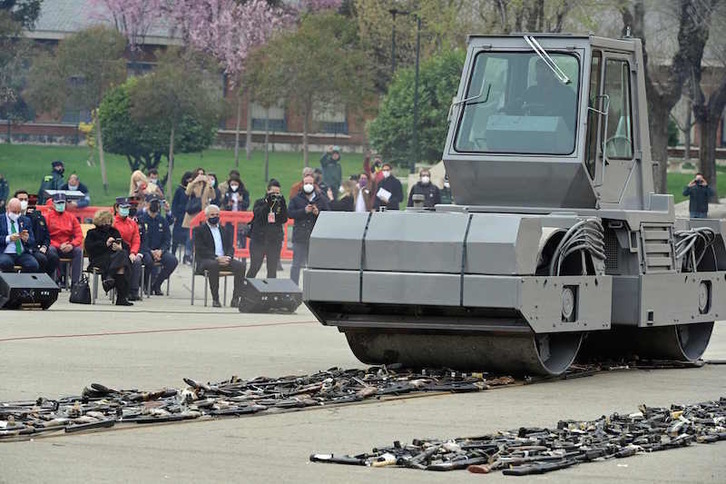 Esta máquina ha sido la protagonista del evento, ante múltiples cuerpos poiciales. (Javier SORIANO | AFP)