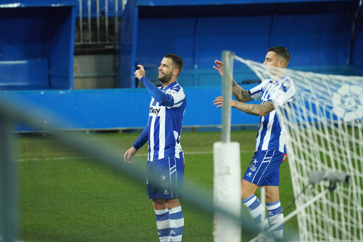Édgar Méndez celebra uno de los tres goles que lleva anotados en la presente campaña. (Endika PORTILLO/FOKU)