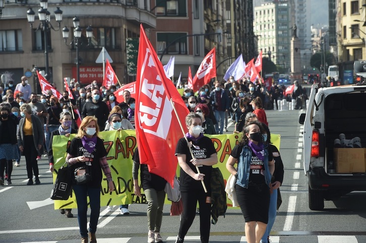 LABen zutabea Bilbon, zaintza sektorearen grebako manifestazioan. (Monika DEL VALLE/FOKU)