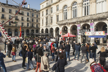 Krisi sanitarioa dela eta, plantan emandako neurriak lasatzea eskatu dute mobilizazioan parte hartu dutenek. © Guillaume Fauveau