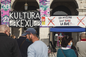 Baionako Herriko Etxeko ordezkariekin bildu dira, haien aldarrikapenak kultur Ministeritzara helaraz dezaten.  © Guillaume Fauveau 