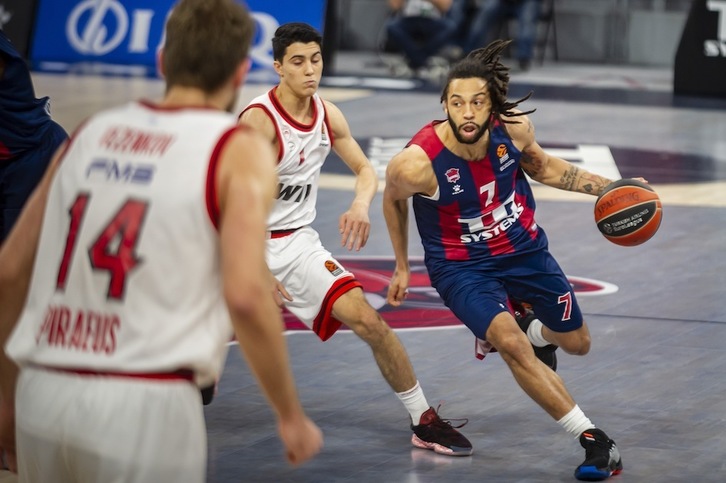 Pierria Henry bikain moldatu ohi da Bartzelonaren aurka. (Jaizki FONTANEDA / FOKU)