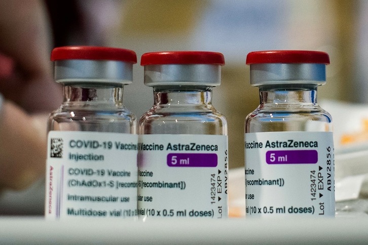 Dosis de la vacuna AstraZeneca en un centro de vacunación del aeropuerto Fiumicino de Roma. (Tiziana FABI | AFP) 