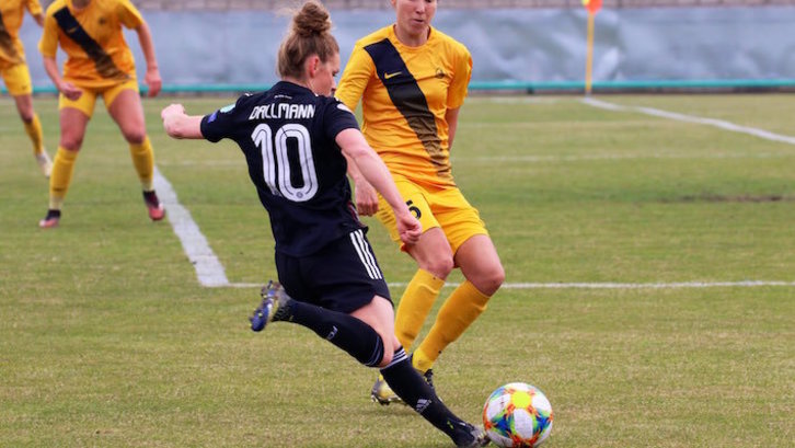 El Bayern ha firmado la mayor goleada de la eliminatoria con su 1-6 al BIIK. En la imagen Dallman, autora de dos goles. (BAYERN DE MUNICH)