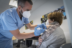 Una mujer recibe la primera dosis de la vacuna en un centro de Zarautz. (Gorka RUBIO / FOKU)