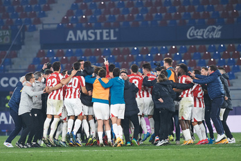 Todo el Athletic celebra el paso a la final tras vencer al Levante. (Europa Press)