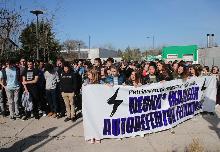 Movilización del año pasado para marcar el 8 de Marzo ante el liceo Etxepare que el lunes no abrirá sus puertas al secundar la huelga feminista. (Bob EDME)
