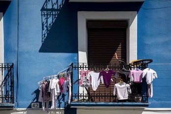 Comprar, lavar o planchar la ropa es una tarea que asumen las mujeres en la inmensa mayoría de los casos. (Gorka RUBIO | FOKU)
