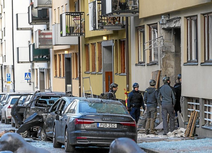 Artificieros examinan los efectos de una bomba en Estocolmo. Fotografía: Frankie Fouganthin 
