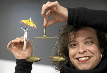 Tefi de Paz Remigia Echarreni buruzko ikerketa egiten ari da (Jagoba MANTEROLA I FOKU)