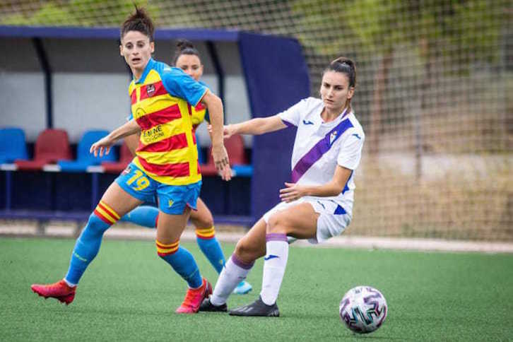 Queralt junto a Esther, máxima realizadora de Primera, en una acción del encuentro de la primera vuelta entre Eibar y Levante. (LevanteUD)