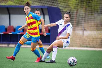 Queralt junto a Esther, máxima realizadora de Primera, en una acción del encuentro de la primera vuelta entre Eibar y Levante. (LevanteUD)