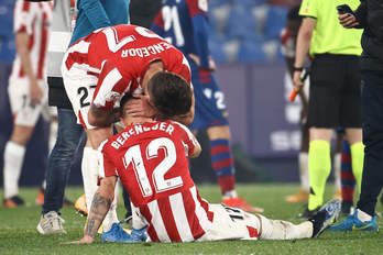 Vencedor abraza a Berenguer tras el gol que selló el pase a la final. José JORDAN/AFP