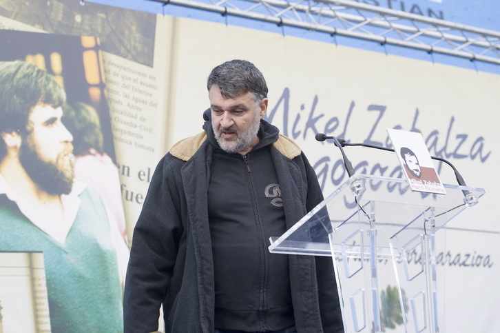 Ion Arretxe, junto al retrato de Mikel Zabalza en un homenaje en Altza en 2015. (Juan Carlos RUIZ/FOKU)