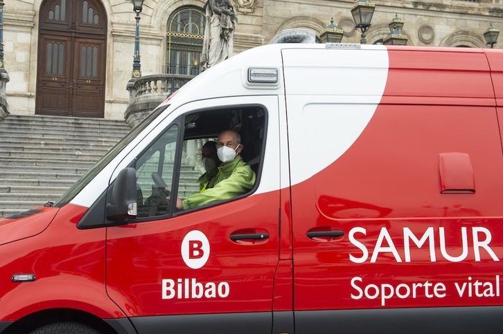 Gorka Olabarrieta, a bordo de la ambulancia municipal del Samur. (Monika DEL VALLE/FOKU)