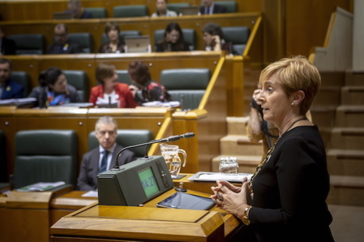 La consejera Arantxa Tapia en la tribuna de oradores del Parlemento. (Jaizki FONTANEDA/FOKU)