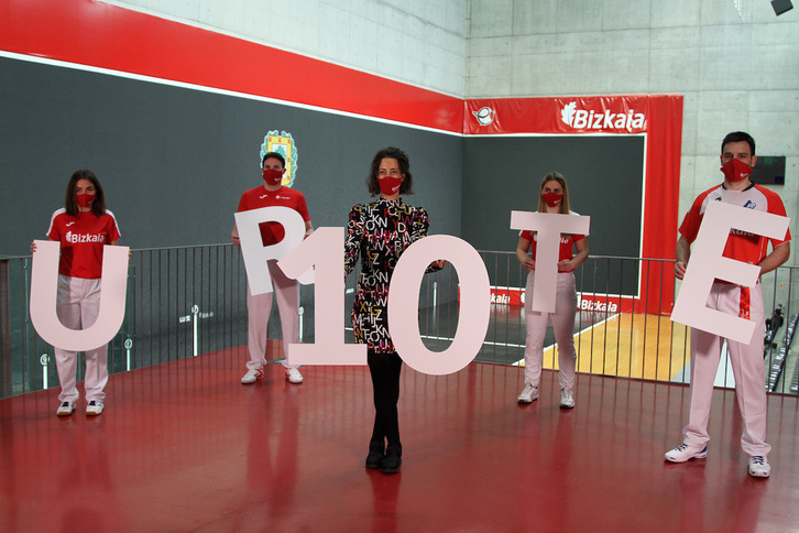 Lorea Bilbao eta martxoaren 19ko jaialdian parte hartuko duten zenbait pilotari. (BIZKAIKO FORU ALDUNDIA)