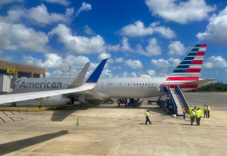 Un Airbus 321 de la compañía estadounidense American Airlines en el aeropuerto mexicano de Cancún. (Daniel SLIM | AFP) 