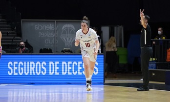 Paula Ginzo, una de las jugadoras más destacadas de Gernika Bizkaia, celebra una acción positiva. (FEB)