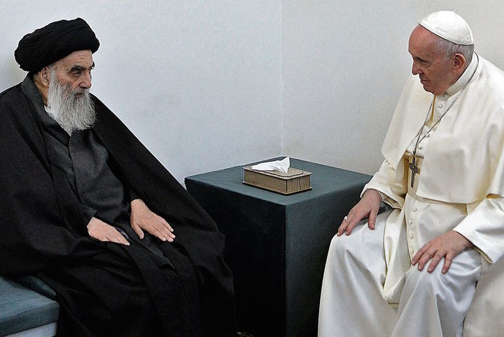 Ali al-Sistani y Francisco, en el encuentro que han mantenido en Nayaf. (STRINGER/VATICAN NEWS/AFP)