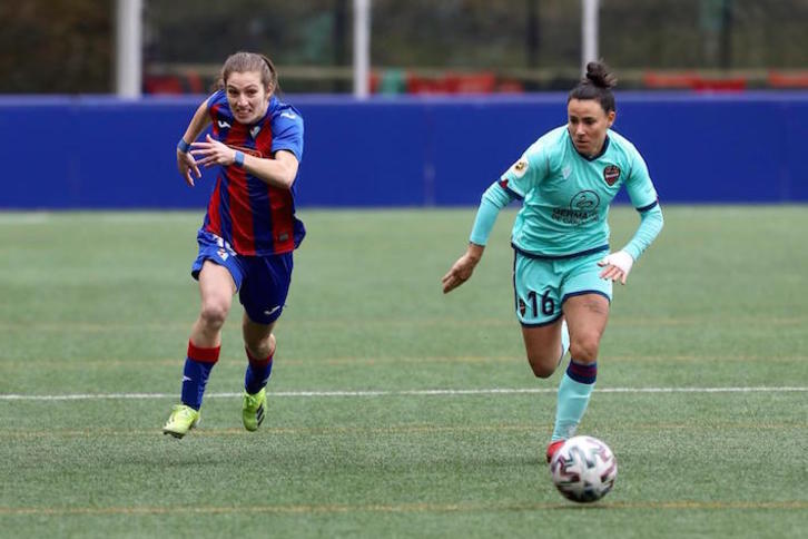Arola, que ha entrado en el segundo tiempo, corre tras el balón junto a Jucinara. (SD Eibar)