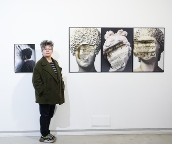 Estíbaliz Sádaba posa en su exposición en BilbaoArte. (Marisol RAMIREZ / FOKU)