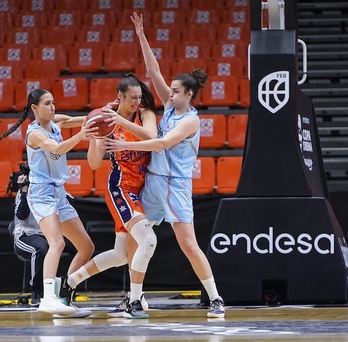 Belen Arrojo eta Paula Ginzo Raquel Carrerari baloia lapurtu nahian, azkenera arte ahalegin betean. (FEB)