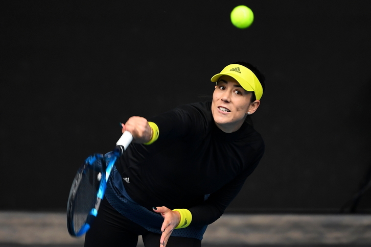 Garbiñe Muguruza devuelve un golpeo en un partido del Open de Australia. (William WEST / AFP)