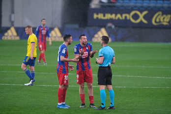 Enrich protesta al colegiado después de que anulara su gol por mano. (Paco Martín/LOF)