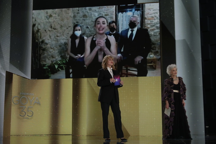 Patricia López Arnaiz recibiño el premio a mejor actriz protagonista. (Miguel CÓRDOBA/ACADEMIA DE CINE)
