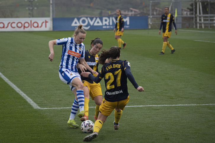 Franssi intenta controlar junto al área, presionada por dos rivales. (Gorka Rubio/Foku)