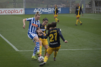 Franssi intenta controlar junto al área, presionada por dos rivales. (Gorka Rubio/Foku)