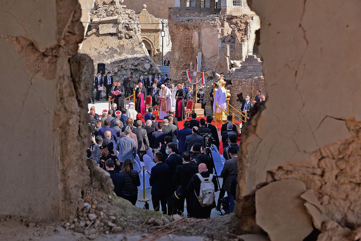 Francisco, rodeado de fieles, entre las ruinas que todavías persisten en Mosul. (Zaid AL-OBEIDI/AFP)