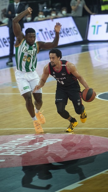 John Jenkinsek Bilbao Basket bizirik mantendu du partida okerren jarri zaionean. (Monika DEL VALLE / FOKU)