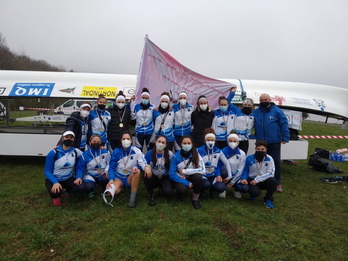 Kaiarriba elkarteko arraunlariak garaipena ospatzen. (@actraineras)