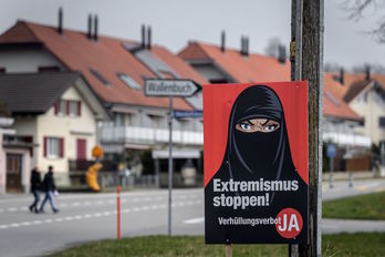 Cartel de la campaña a favor de la prohibición del burka, en una calle de Berna. (Fabrice COFFRINI / AFP)