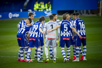 Los jugadores del Alavés hacen piña instantes antes de enfrentarse a Osasuna. (Jaizki FONTANEDA / FOKU)