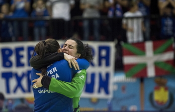 Bera Berako jokalari Renata Arruda eta Merche Castellanosen arteko besarkada Kopa irabazi berritan. (Marisol RAMIREZ / FOKU)