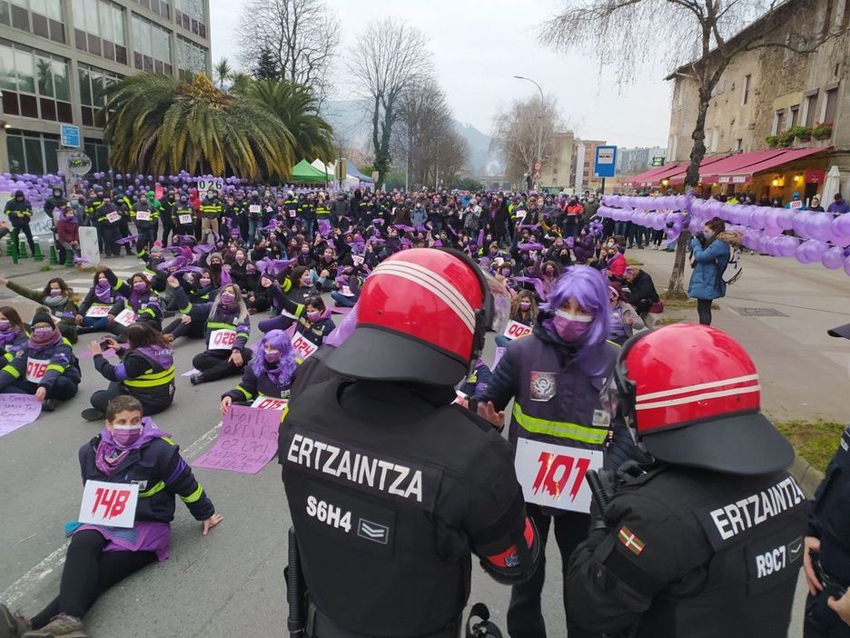 Tubacex atarian eserialdia egin dute emakume grebalariek. (@AiaraldekoMF)