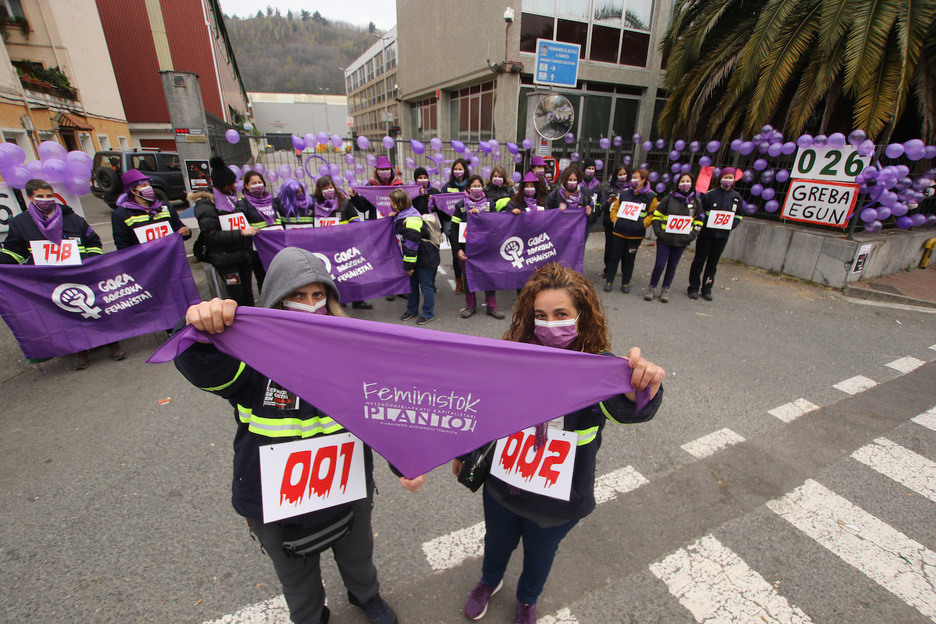Tubacexeko emakume grebalariak eta mugimendu feministak mobilizazio berezia egin dute gaur. (Oskar MATXIN / FOKU)