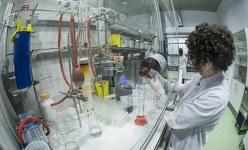 Una mujer trabaja en un laboratorio. (Jon URBE / FOKU)