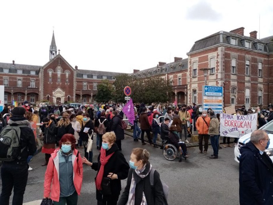 Baionan ospitaletik abiatu da mobilizazioa. (@mikel_irastorza)